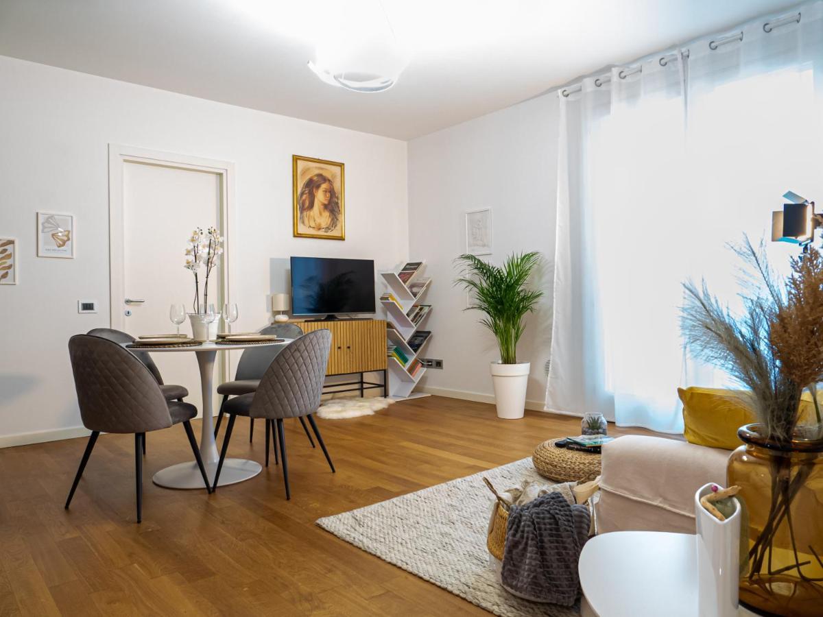 Maison Blanche: Appartamento Elegante Con Parcheggio Privato 만토바 외부 사진